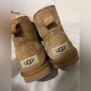 (GIRLS) BAILEY ZIP UGGS SIZE 4